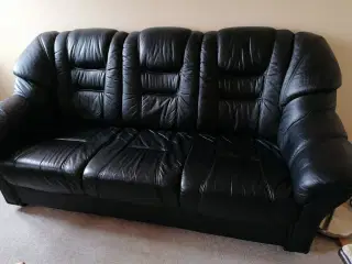 lædersofa,  læderstol og skammel