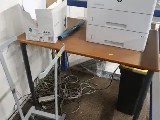 Printer HP M506, bord og affaldsstativ