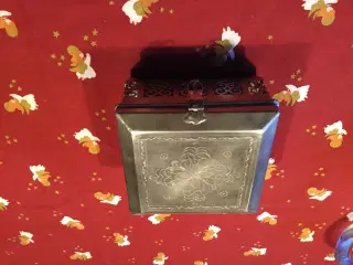 Halskæder og armbånd og smykkeskrin.