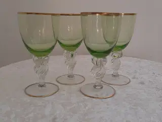 Små fine glas med grøn bund
