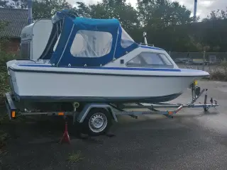 Hardtopbåd med bådtrailer 