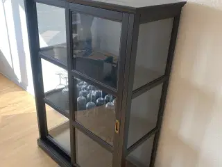 vitrineskab i sort bejdse, IKEA MALSJÖ