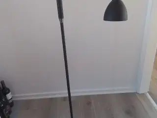 Sort standerlampe 111cm høj