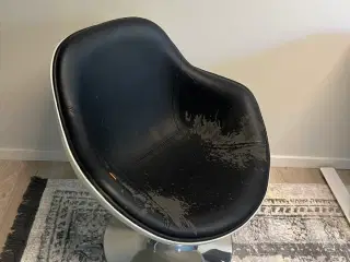 Drejebare lænestol, hvid ramme m. sort kunstlæder