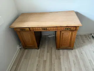 Antik skrivebord i eg