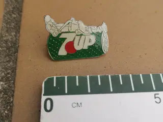 7up 80'er 90'er pin