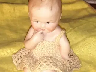 Porcelænsdukke Siddende