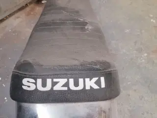 Suzuki, sæde