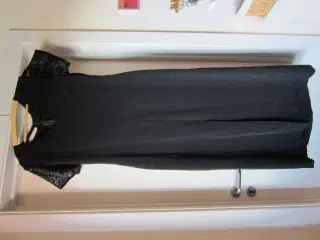 Lang sort kjole i str. 36 fra In Wear