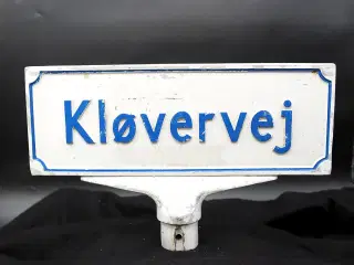 Vintage dansk vejskilt “Kløvervej” i aluminium