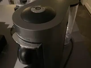 Nespresso kaffemaskine og mælkeskummer