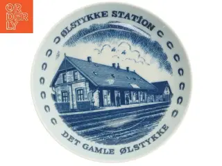 Porcelænsplatter med Ølstykke Station fra Lise Porcelain (str. Ø 19,5 cm)
