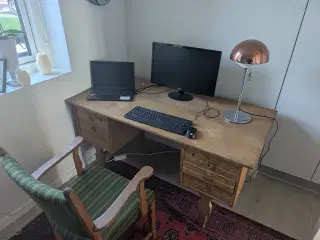 Skrivebord i syret eg incl stol