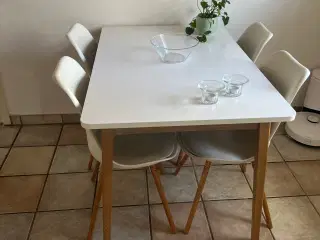 Spisebord + 4 stole