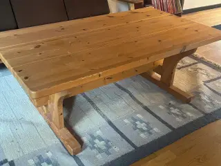Træbord i fyrretræ
