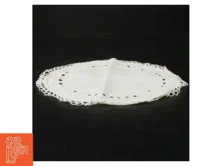 Hvidt broderet dækkeserviet (str. Ø. 25 cm)