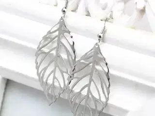 Smukke sølv øreringe med blad vedhæng 