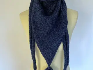 Hjemmestrikket sjal/tørklæde blå