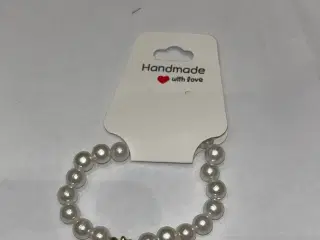 En hvid armbånd