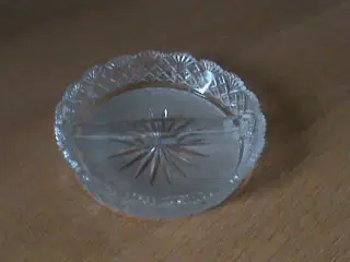 Klar glas skål todelt med mønster i kant