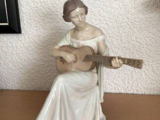 Kvinde med guitar