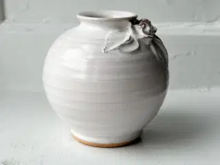 Lille hvid kuglevase m keramikblomster
