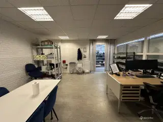 Meget synlig og attraktiv butiks- eller showroomlejemål