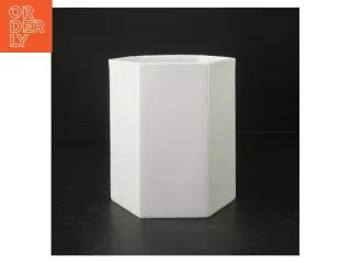 Hvid sekskantet keramik vase (str. H. 15,5 cm ø. 13,5 cm)