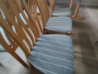 Spisebord med 6 stole (Thorsø no. 18)