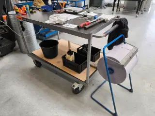 Arbejdsbord på hjul GARANT m. indhold