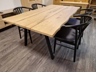 Nyt plankebord med 4 nye stole.