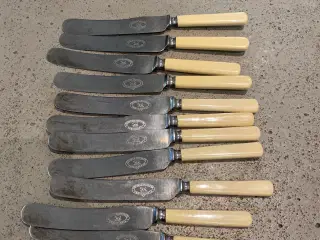 Antikke knive med hvidt skaft 