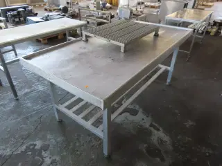 Industrikøkken stålbord inkl. Trinbrædt (tarmbord)