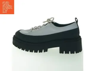 Platform sko fra Catwalk (str. 39 )