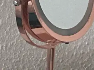Lyserød spejl med lys