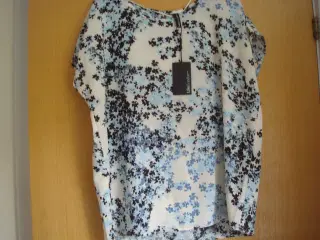 NY Bluse str. L med knap i nakken