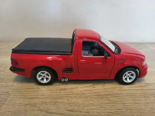 Modelbil: Ford F150 SVT (1999)  Skala 1/18.