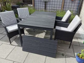 Udendørs spisebordssæt m 4 stole, plade + hynder