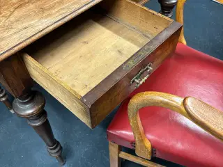 Skrivebord og stol