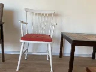 Hvid træstol med armlæn