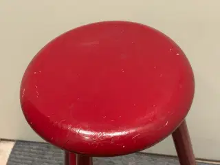 Vintage rød barstol skammel i træ – 69 cm