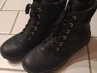 Sort ankelstøvle i skind fra rieker str 38