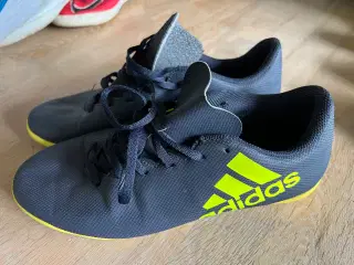  Fodboldstøvler inde Adidas blå m gul sål 40 
