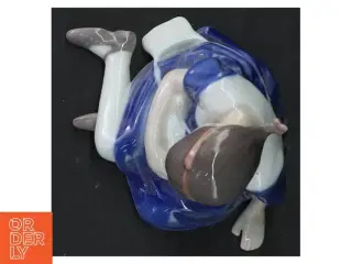 Porcelænsfigur af siddende pige