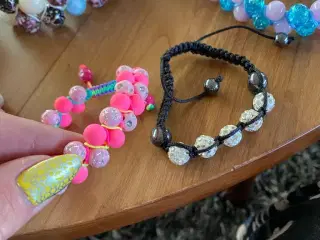 Nye knyttede armbånd