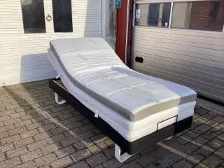 Enkelt elevations seng sælges kun lidt brugt.