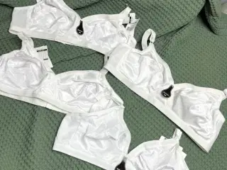 4 hvide BH'er, str. 90B. Helt ubrugt!