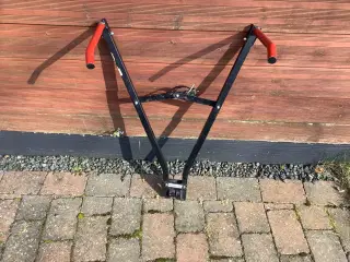 Cykelstativ til anhængertræk med lygtebom