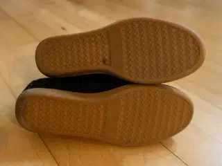 Shoe the bear
