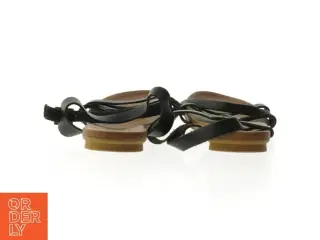 Sorte sandaler, str. 37 fra Porronet (str. 37 )